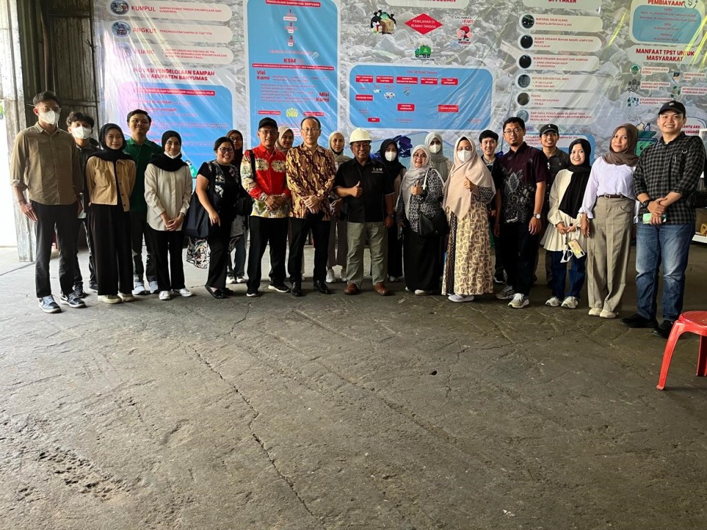 Tinjau Praktik Pengolahan Sampah, YERC–UNDIP–Trisakti–The University of Kitakyushu Mengunjungi TPS3R dan TPST di Banyumas
