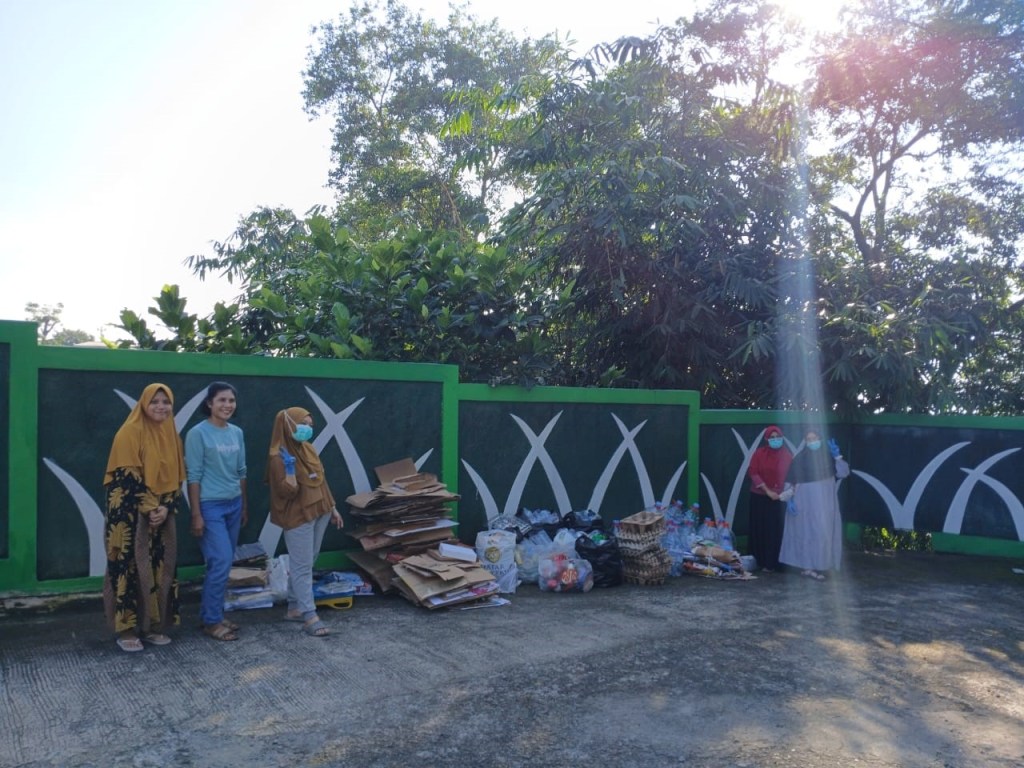Warga The Green Royal Gedawang Gelar Pemilahan Sampah Anorganik Bersama&nbsp;YERC